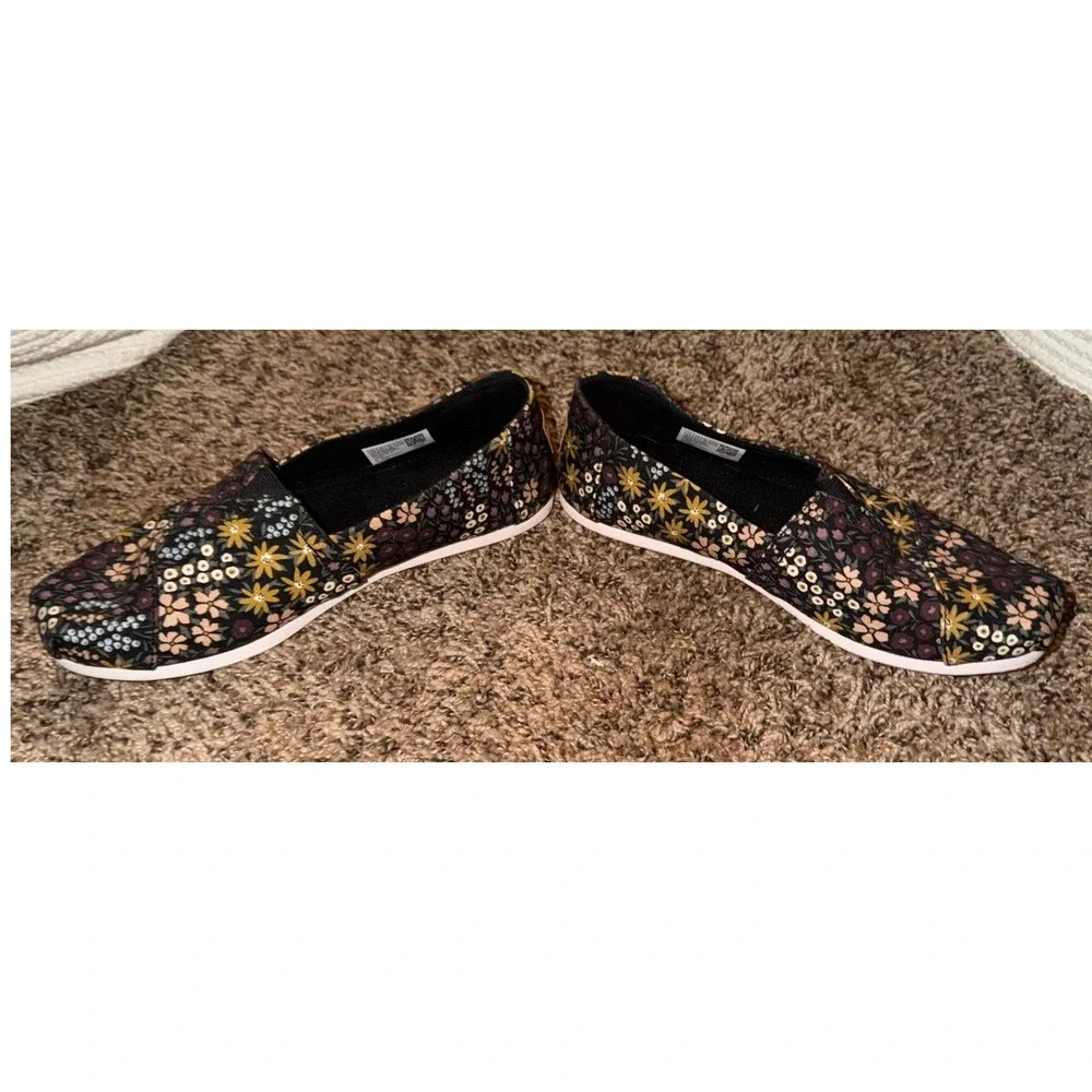 TOMS-Alpargata Slip-On Black Floral Pattern Slip On Flats Size 8.5